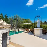 Two-bedroom With A Fireplace In Barban