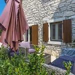 Feriehus Two-bedroom With A Fireplace In Barban