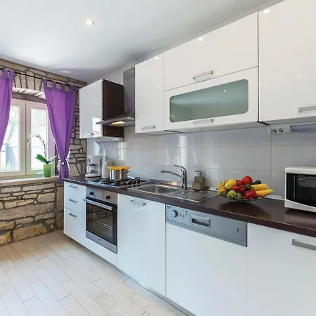 2 Bedroom Beautiful In Holiday home Barban