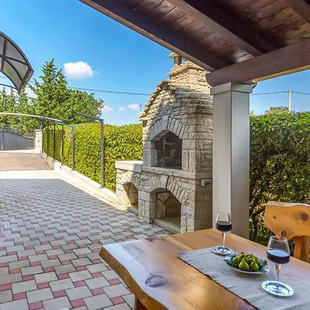 2 Bedroom Beautiful In Holiday home *