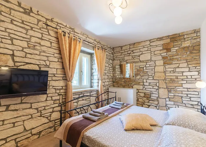 Two-bedroom With A Fireplace In Barban